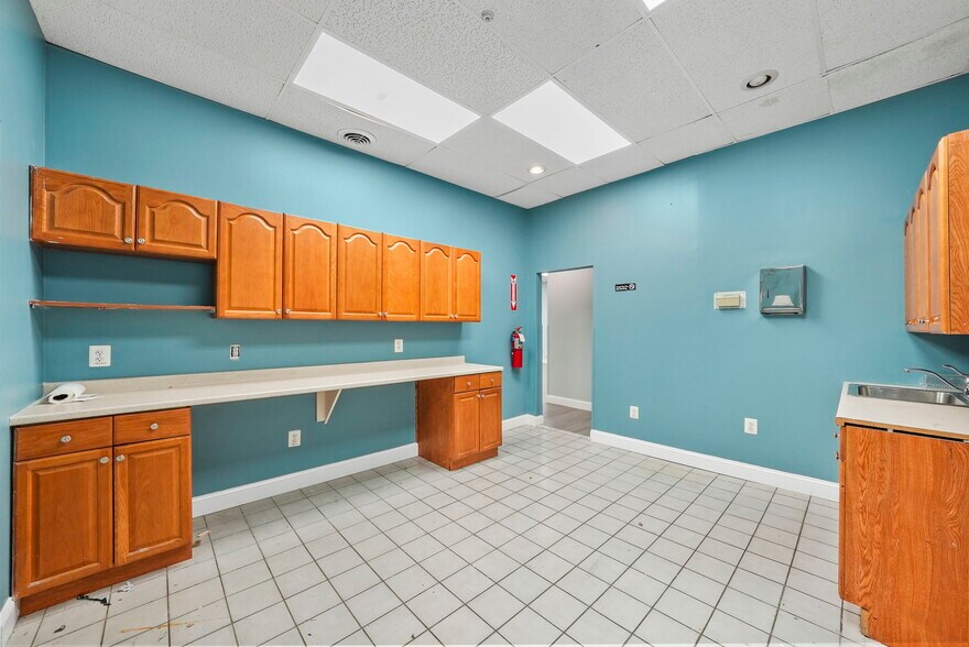 More Photos Of 1245 US 1, Edison Medical For Lease