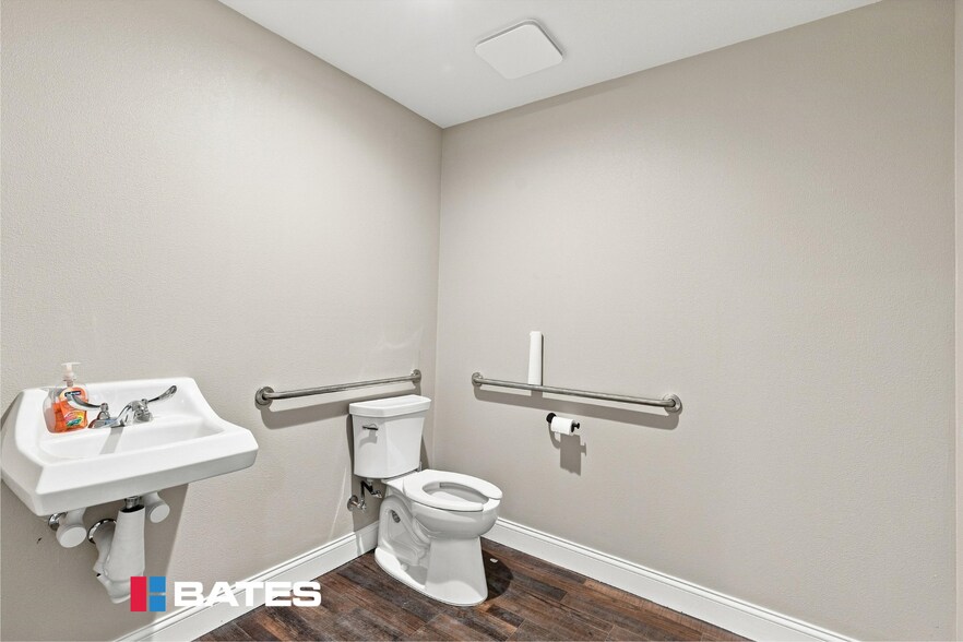 More Photos Of 901 E Johnson St, Waco Service For Sale