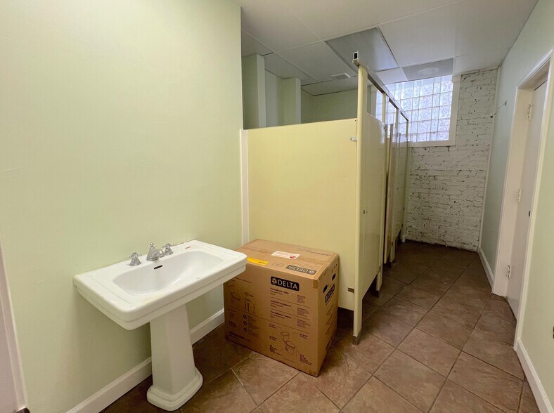 More Photos Of 290 Simpson St, Atlanta Flex For Lease