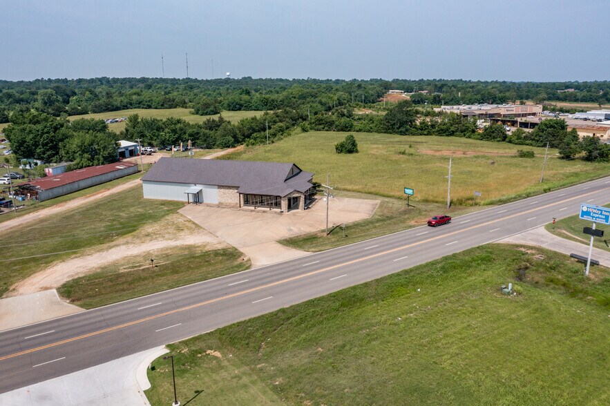 More Photos Of 1910 E Jackson St, Hugo Freestanding For Sale