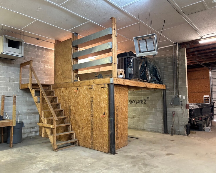 More Photos Of 515 S Noble St, Anniston Light Distribution For Sale