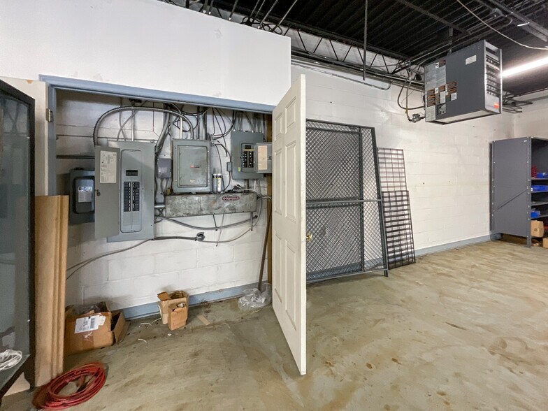 More Photos Of 3608 Roosevelt blvd, Monroe Storefront Retail Office For Lease