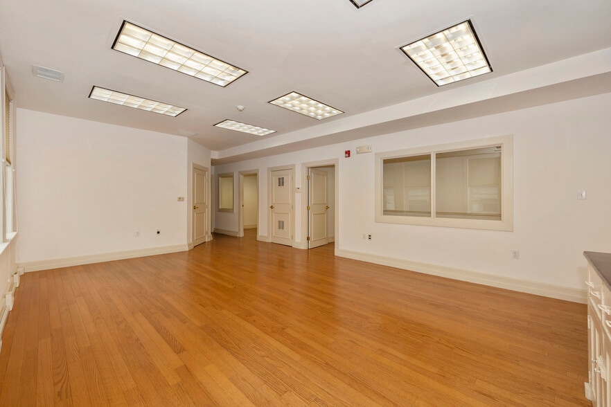 More Photos Of 5 S Market St, Frederick Storefront Retail Office For Lease