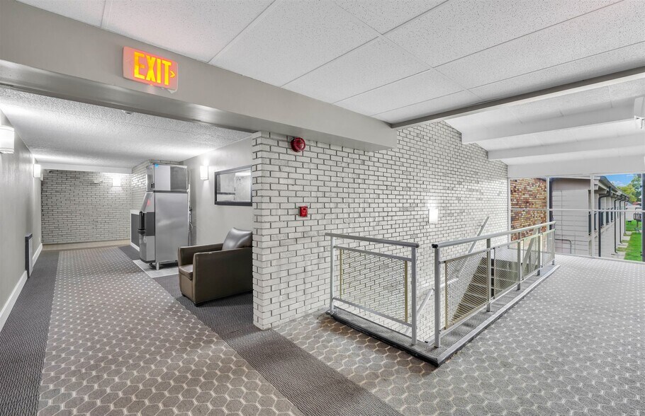 More Photos Of 1907 N Cunningham Ave, Urbana Hotel For Sale