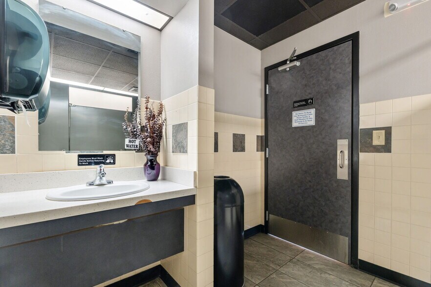 More Photos Of 1138 Yellowstone, Pocatello Restaurant For Sale