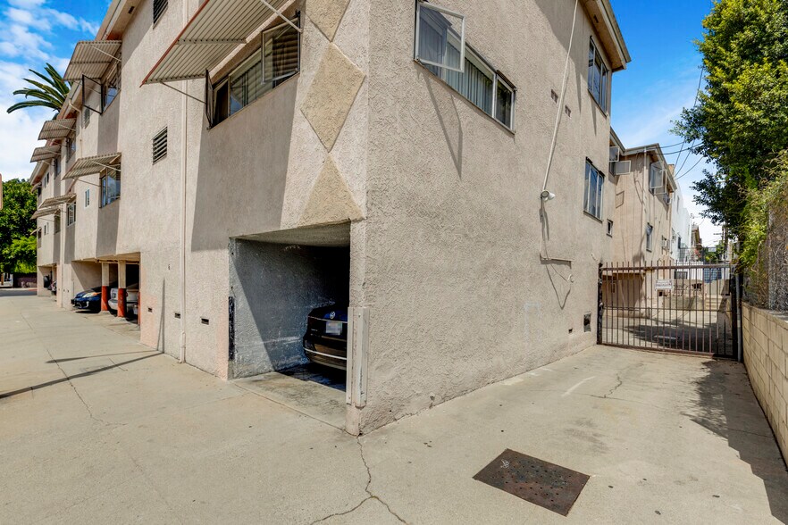 More Photos Of 900 N Orange Grove Ave, West Hollywood Apartments For Sale