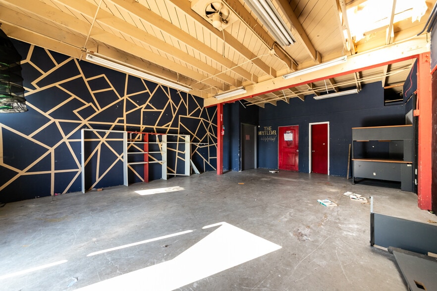 More Photos Of 6701-6709 11th Ave, Los Angeles Warehouse For Lease