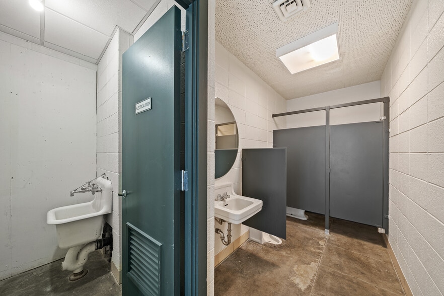 More Photos Of 6145 Troost Ave, Kansas City General Retail For Sale