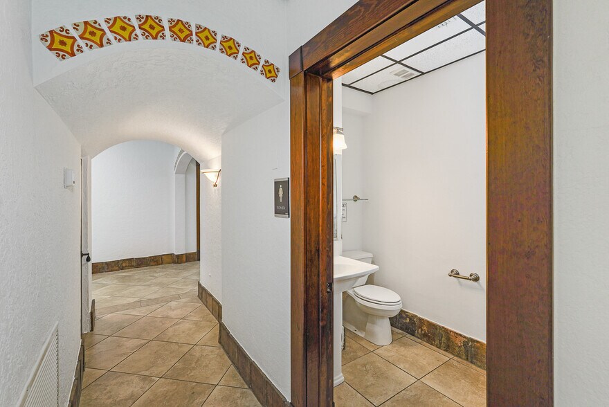 More Photos Of 537 10th St W, Bradenton Office For Lease