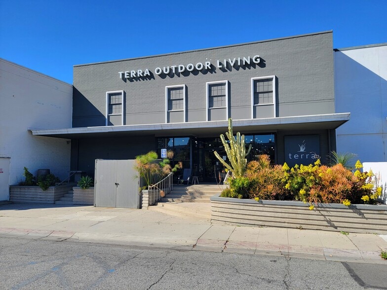 More Photos Of 422 S Lake Ave, Pasadena Storefront For Lease