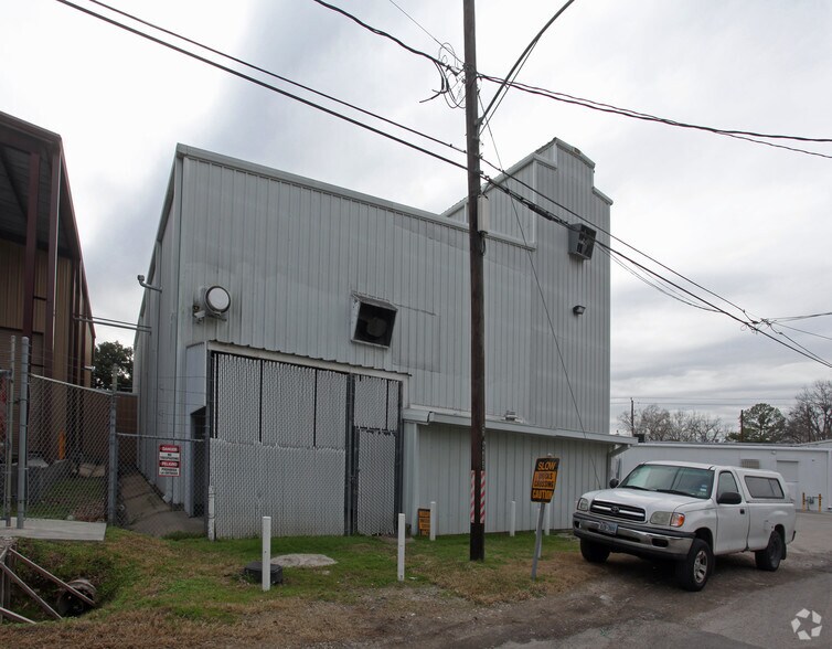 More Photos Of 5200 N Main St, Houston Unknown For Lease