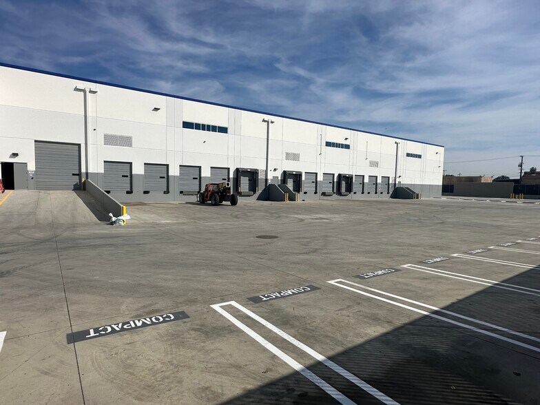 More Photos Of 126 E Oris St, Compton Distribution For Lease