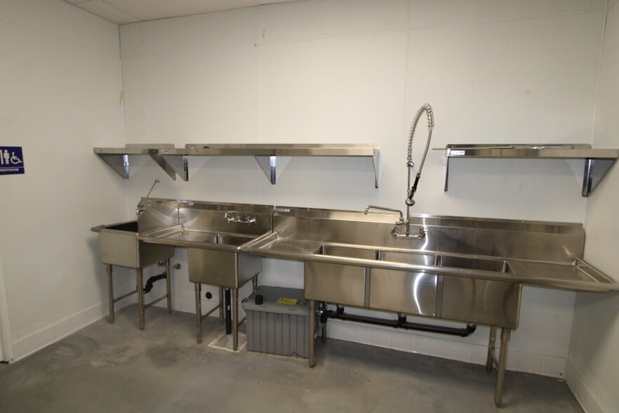 More Photos Of 10642-10650 Balboa Blvd, Granada Hills Storefront Retail Office For Lease