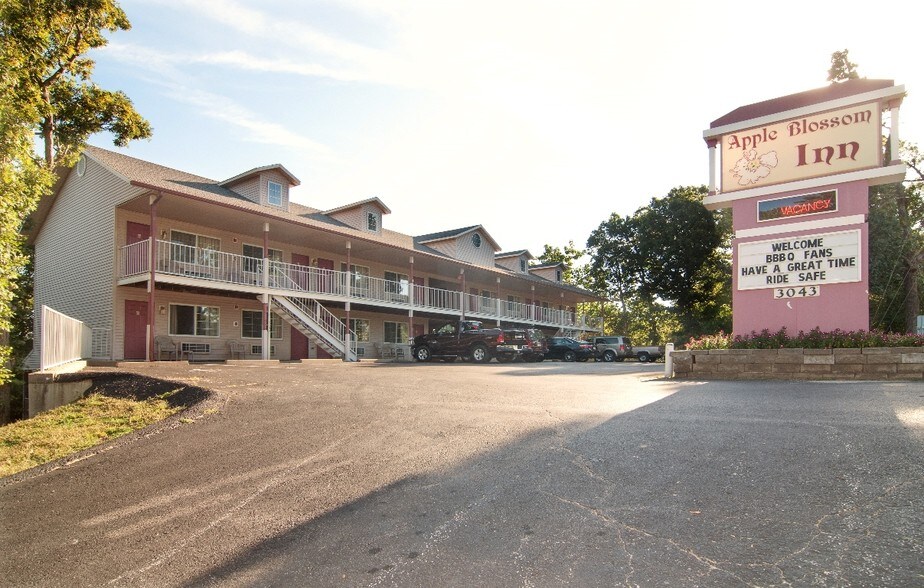 Primary Photo Of 3043 E Van Buren, Eureka Springs Hotel For Sale