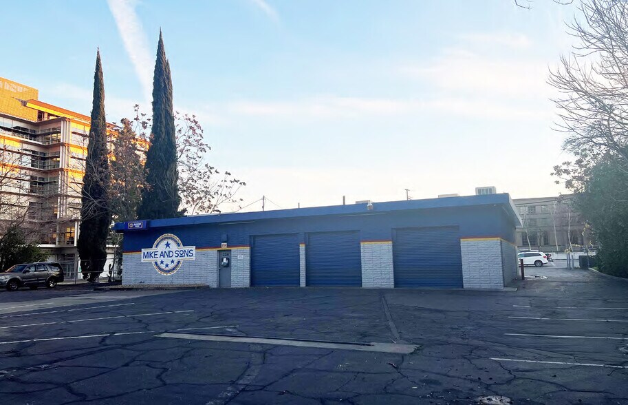 Primary Photo Of 226 Q St, Sacramento Auto Repair For Sale