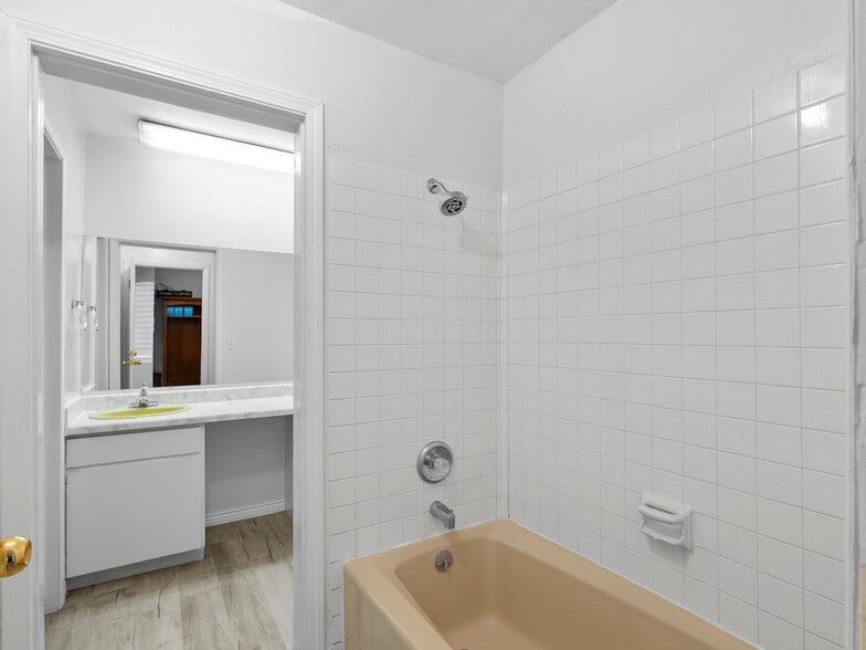 More Photos Of 307 S Main St, Huntington Hotel For Sale