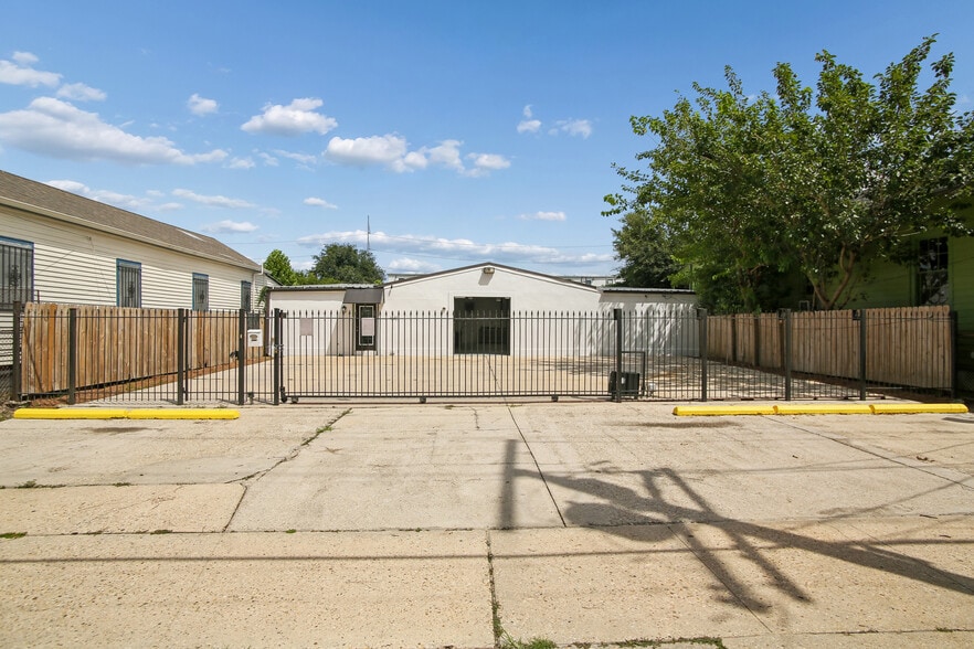 Primary Photo Of , New Orleans General Retail For Sale