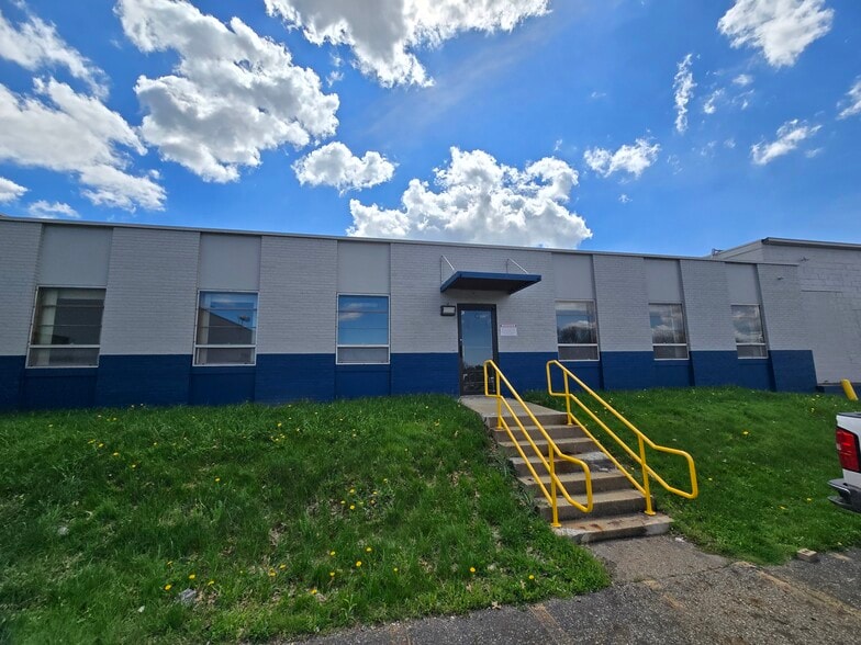 More Photos Of 557 E Tallmadge Ave, Akron Warehouse For Lease