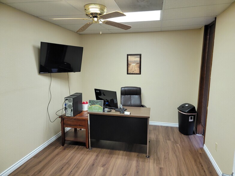 More Photos Of 4405 Lilac Ln, Victoria Medical For Sale