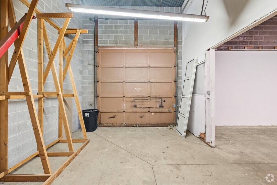 More Photos Of 1710 Hi Line Dr, Dallas Showroom For Lease