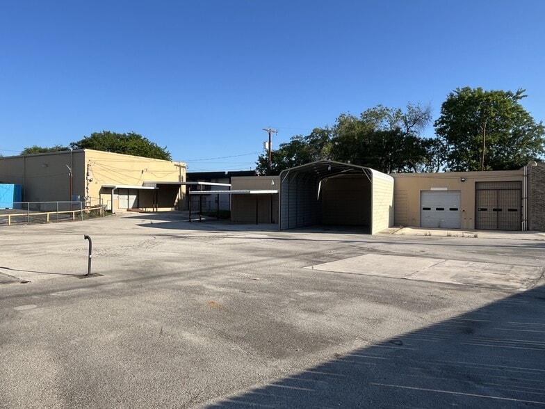 Primary Photo Of 2502 Harry Wurzbach Rd, San Antonio Flex For Sale