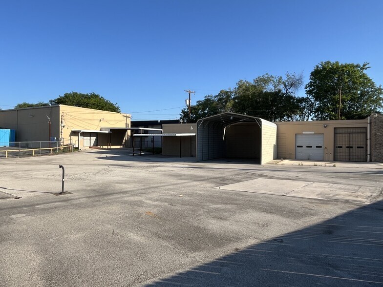 More Photos Of 2502 Harry Wurzbach Rd, San Antonio Flex For Lease