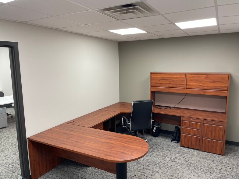 More Photos Of 3060 Valleywood Dr, Kettering Flex For Lease