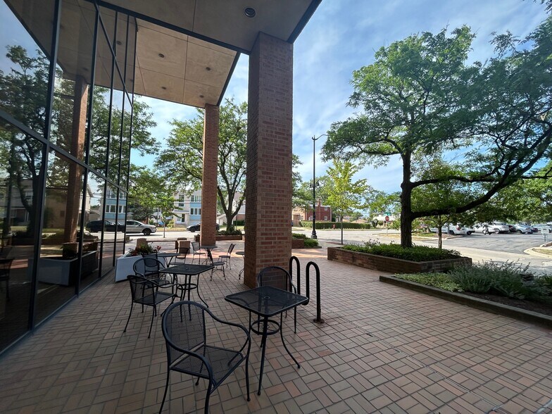 More Photos Of 8831-8833 Gross Point Rd, Skokie Office For Lease