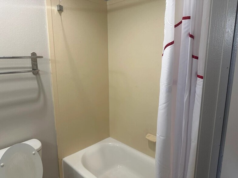 More Photos Of 702 Highway 146 S, La Porte Hotel For Sale