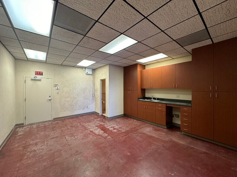 More Photos Of 147 Kern St, Taft General Retail For Lease