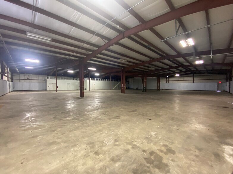 More Photos Of 7030 Wespark Cir, Beaumont Warehouse For Lease
