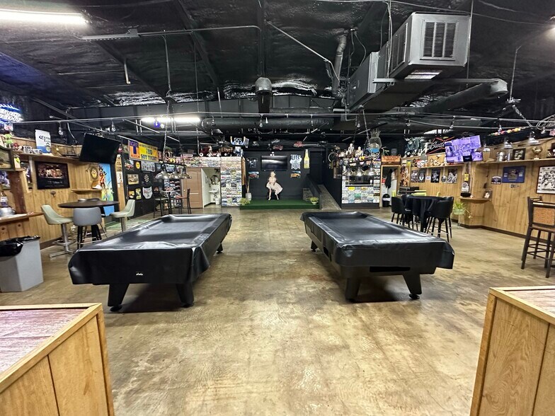 More Photos Of 3900 Davis St W, Dallas Flex For Sale