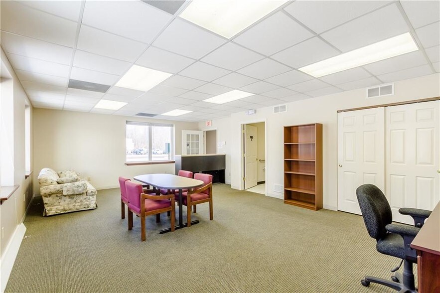 More Photos Of 252 David Pky, Ontario Warehouse For Lease