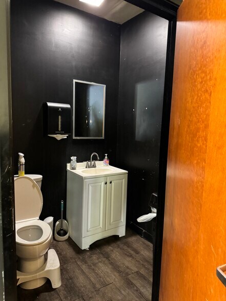 More Photos Of 1106 Smith Rd, Austin Warehouse For Lease