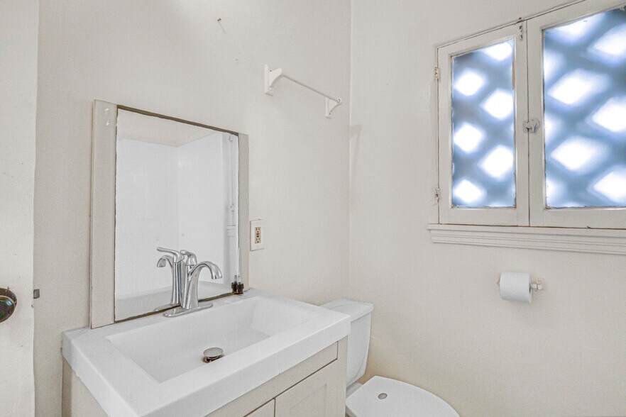 More Photos Of 1716 Magnolia Ave, Los Angeles Multifamily For Sale