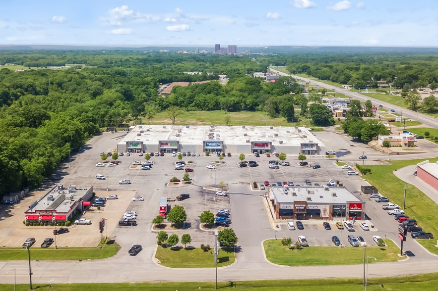 More Photos Of 501 SE Washington Blvd, Bartlesville Storefront For Sale
