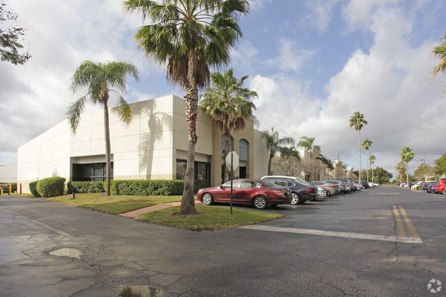 Primary Photo Of 674-692 S Military Trl, Deerfield Beach Warehouse For Lease