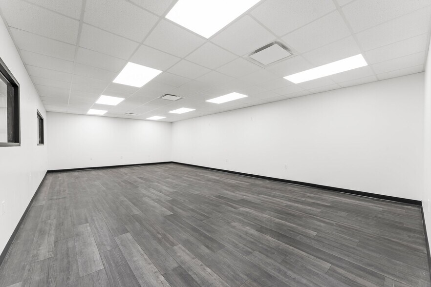 More Photos Of 32415 Tamina Rd, Magnolia Flex For Lease