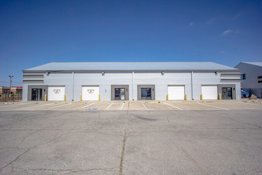 More Photos Of 4403-4411 SW 3rd St, Oklahoma City Showroom For Lease