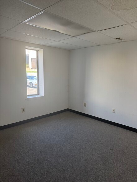 More Photos Of 48 Vincent Cir, Warminster Warehouse For Lease