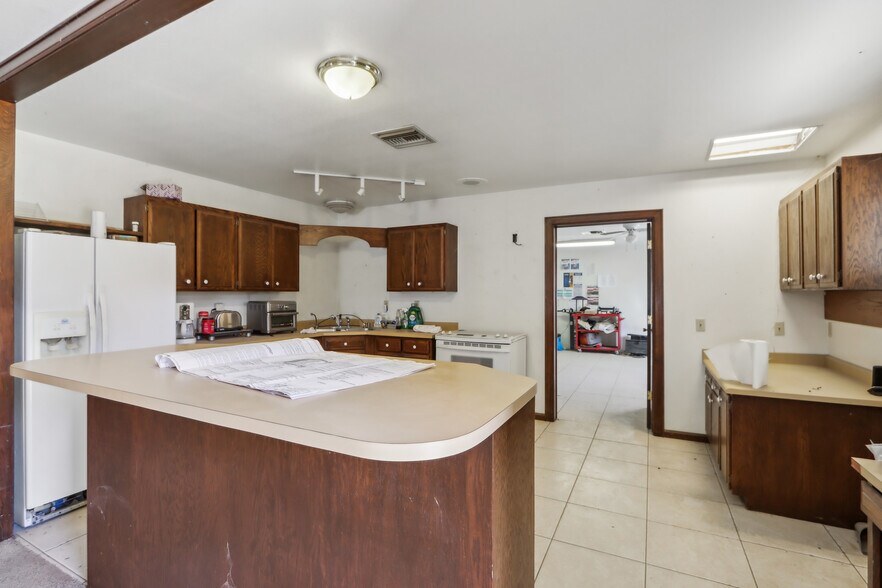 More Photos Of 15901 W Northern Ave, Litchfield Park General Retail For Sale