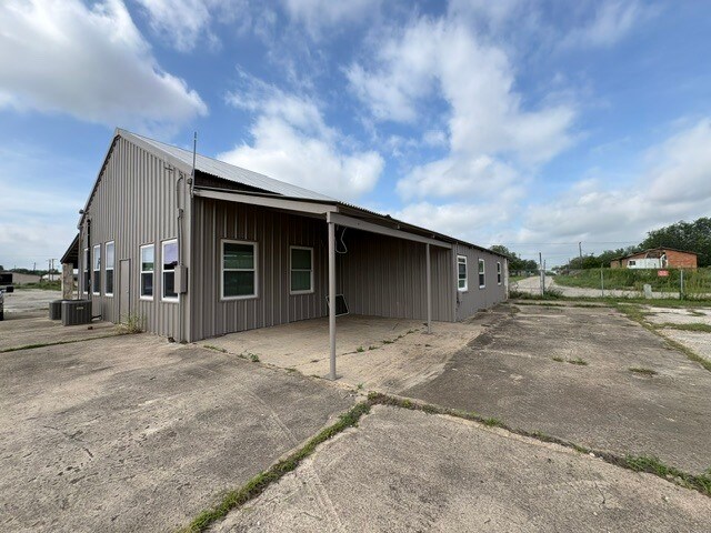 More Photos Of 1500 Simmons Ave, Jourdanton Warehouse For Sale