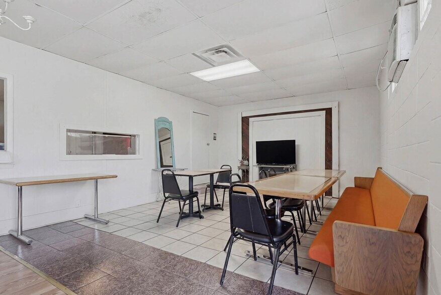 More Photos Of 450 Stephens St, Rochelle Storefront Retail Office For Sale