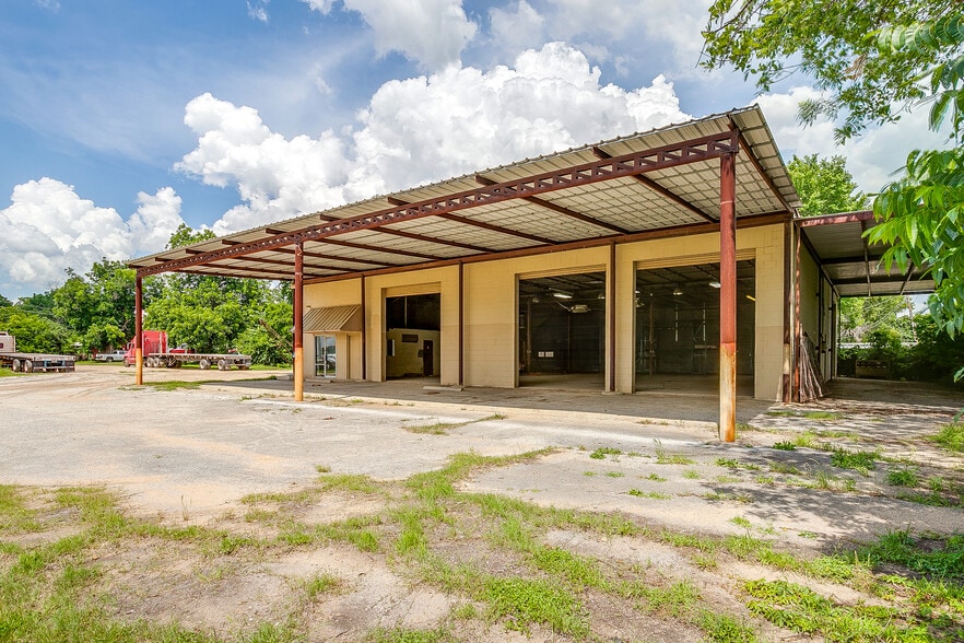 More Photos Of 3808 E 1st St, Fort Worth Light Manufacturing For Lease