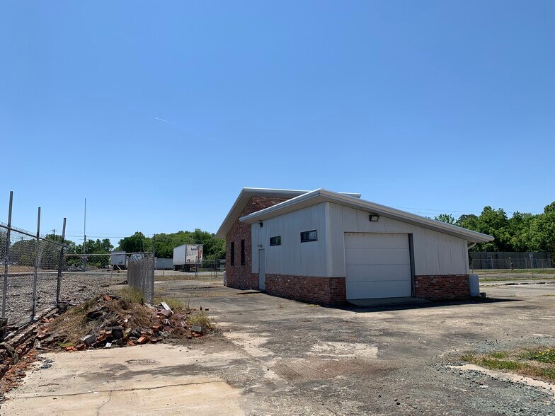 More Photos Of 208 W 2nd St, Siler City Manufacturing For Sale