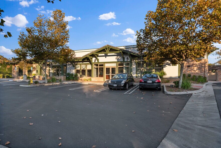 More Photos Of 29105-29125 Canwood St, Agoura Hills Restaurant For Lease