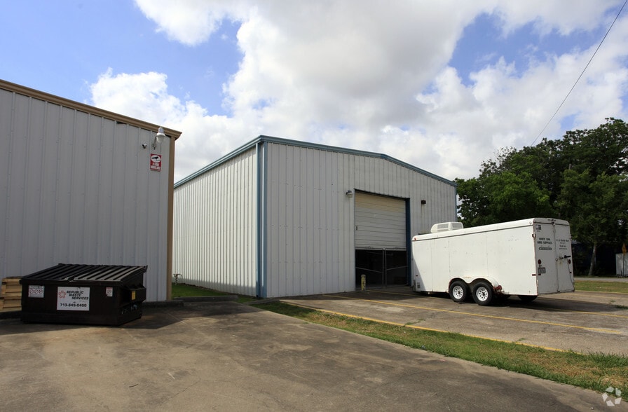 More Photos Of 916 Montana Ave, South Houston Warehouse For Lease