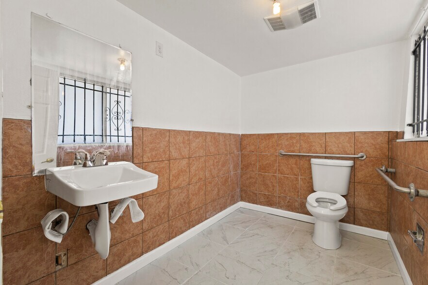 More Photos Of 3109 Sacramento St, Berkeley Storefront Retail Residential For Sale