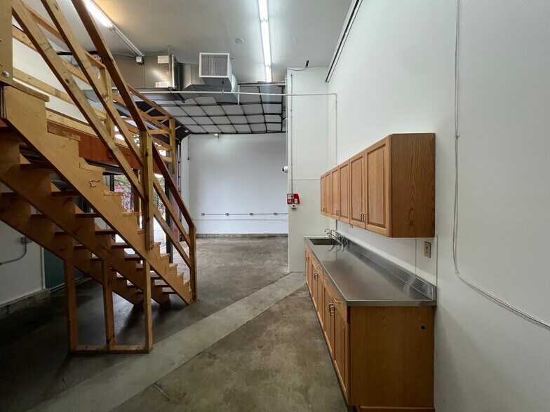 More Photos Of 59 Chennel Dr, Concord Office For Sale