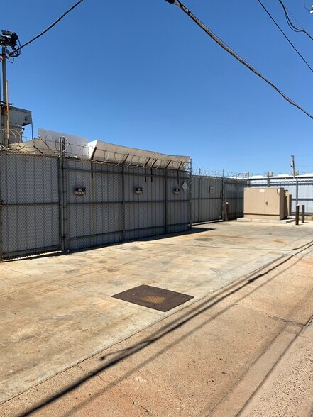 More Photos Of 2723-2725 W Cheery Lynn Rd, Phoenix Warehouse For Sale